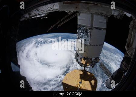 Die Ansicht zeigt die Augenwand des Hurkans Ida, einem Sturm der Kategorie 4, der die Küste des unteren Louisiana trifft, aufgenommen von der Internationalen Raumstation am 28. August 2021 über New Orleans, Louisiana. Ida packt Winde von 150 mph, die vor 16 Jahren zum Tag des Hurrikans Katrina landten. Stockfoto