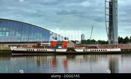 Glasgow, Schottland, Großbritannien 31. August 2021. Eine 27-Tonnen-Skulptur aus Beton und Stahl, Floating Head, ist in die clyde-Anlegestelle in der Nähe des Wissenschaftszentrums und der historischen Dampfschiffe Queen mary und waverley zurückgekehrt. Die Gartenfestival-Attraktion von vor 33 Jahren hat nach dem Tod des Künstlers im Jahr 2019 ein neues Zuhause in der govan Docks Eckbecken gefunden. Quelle: Gerard Ferry/Alamy Live News Stockfoto