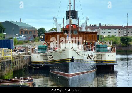 Glasgow, Schottland, Großbritannien 31. August 2021. Eine 27-Tonnen-Skulptur aus Beton und Stahl, Floating Head, ist in die clyde-Anlegestelle in der Nähe des Wissenschaftszentrums und der historischen Dampfschiffe Queen mary und waverley zurückgekehrt. Die Gartenfestival-Attraktion von vor 33 Jahren hat nach dem Tod des Künstlers im Jahr 2019 ein neues Zuhause in der govan Docks Eckbecken gefunden. Quelle: Gerard Ferry/Alamy Live News Stockfoto