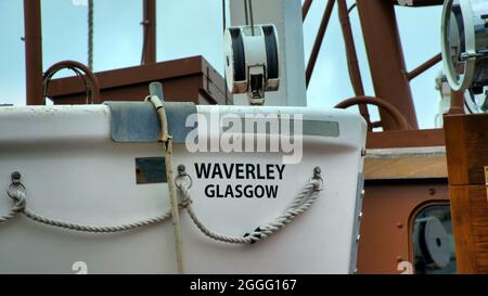 Glasgow, Schottland, Großbritannien 31. August 2021. Eine 27-Tonnen-Skulptur aus Beton und Stahl, Floating Head, ist in die clyde-Anlegestelle in der Nähe des Wissenschaftszentrums und der historischen Dampfschiffe Queen mary und waverley zurückgekehrt. Die Gartenfestival-Attraktion von vor 33 Jahren hat nach dem Tod des Künstlers im Jahr 2019 ein neues Zuhause in der govan Docks Eckbecken gefunden. Quelle: Gerard Ferry/Alamy Live News Stockfoto