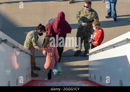 Rota, Spanien. August 2021. Afghanische Evakuierte steigen am 30. August 2021 in Rota, Spanien, von Kabul aus aus aus, nachdem sie die Naval Air Station Rota erreicht haben. NAS Rota stellt im Rahmen der Operation Allies Refuge temporäre Unterkünfte für Evakuierte aus Afghanistan bereit.Quelle: MC2 John Owen/USA Navy/Alamy Live News Stockfoto