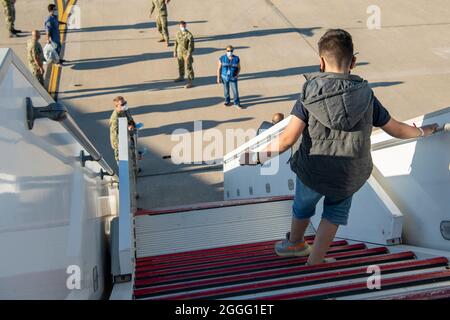 Rota, Spanien. August 2021. Afghanische Evakuierte steigen am 30. August 2021 in Rota, Spanien, von Kabul aus aus aus, nachdem sie die Naval Air Station Rota erreicht haben. NAS Rota stellt im Rahmen der Operation Allies Refuge temporäre Unterkünfte für Evakuierte aus Afghanistan bereit.Quelle: MC2 John Owen/USA Navy/Alamy Live News Stockfoto