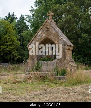 Dorfgrün in Wick, auch bekannt als Wyck, Rissington, einem unberührten Cotswold-Dorf in Gloucestershire, Großbritannien. Das lange Gras wurde kürzlich geschnitten. Stockfoto