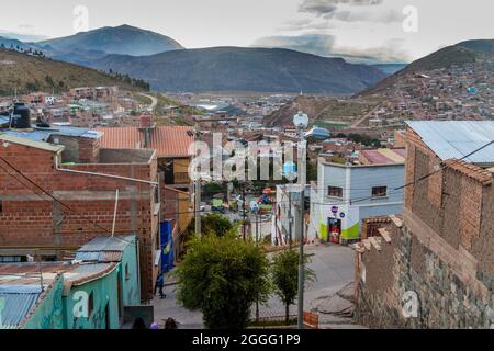 POTOSI, BOLIVIEN - 18. APRIL 2015: Steile Straße in Potosi, Bolivien. Stockfoto