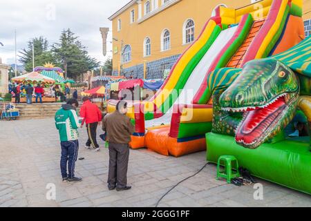 POTOSI, BOLIVIEN - 18. APRIL 2015: Aufblasbare Attraktionen für Kinder in Potosi, Bolivien. Stockfoto