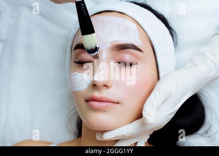 Gesichtsverjüngung Verfahren mit Creme. Spa und Kosmetik Hautpflege. Schönheitsmaske aus nächster Nähe Stockfoto