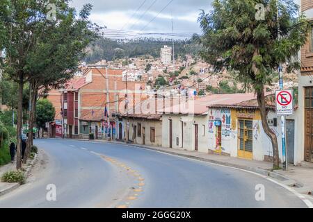 SUCRE, BOLIVIEN - 21. APRIL 2015: Straße in Sucre, Bolivien Stockfoto