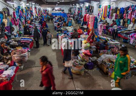 SUCRE, BOLIVIEN - 21. APRIL 2015: Menschen vor Ort auf dem Markt in Sucre, Bolivien Stockfoto