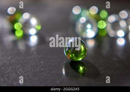 Vor dem Hotel ist grüner Marmor aus Glas und im Hintergrund andere unscharfe Murmeln Stockfoto