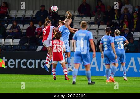 Jennifer Beattie (5 Arsenal) führt den Ball während der UEFA Champions League Arsenal gegen Slavia Praha im Meadow Park-Boreham Wood-England an Stockfoto