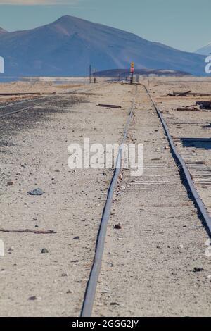 Eisenbahnstrecke von Bolivien nach Chile in einem kleinen Dorf Julaca, Bolivien. Dieses Dorf liegt in einer Wüste im Südwesten Boliviens in der Nähe von Salz Stockfoto