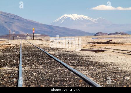 Eisenbahnstrecke von Bolivien nach Chile in einem kleinen Dorf Julaca, Bolivien. Dieses Dorf liegt in einer Wüste im Südwesten Boliviens in der Nähe von Salz Stockfoto