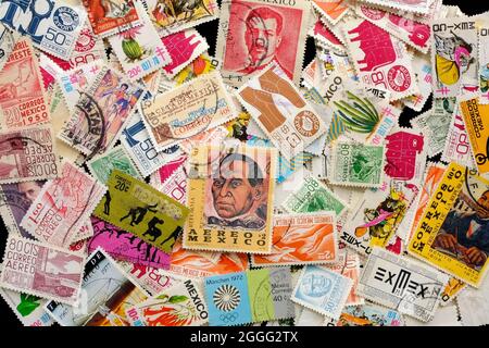 Sammlung von Briefmarken aus Mexiko mit historischen Figuren und inländischer Industrie; abgesagte mexikanische Briefmarken. Stockfoto