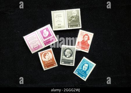 Sammlung von Briefmarken aus Bulgarien mit Porträts berühmter Schriftsteller wie Whitman, Montesquieu, Schiller; bulgarische Briefmarken. Stockfoto