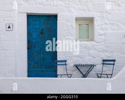 Romantische Stühle und Tisch im historischen Stadtzentrum von Ostuni, Apulien Stockfoto