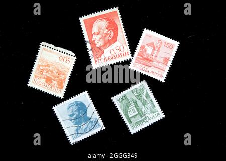 Sortierte Sammlung von Briefmarken aus dem ehemaligen Jugoslawien mit lokalen Szenen und dem ehemaligen Präsidenten Tito; abgesagte jugoslawische Briefmarken. Stockfoto
