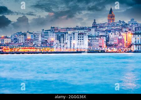 Horn Fatih in Istanbul, Türkei während einer violetten Sternennacht mit einem großen gelben Vollmond. Stockfoto