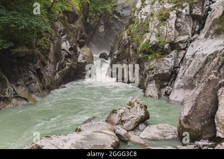 Der Fluss Sarca (Trentino-Südtirol, Italien) fließt in der Nähe der berühmten Wasserfälle von Nardis. Langzeitbelichtung. Speicherplatz kopieren. Stockfoto