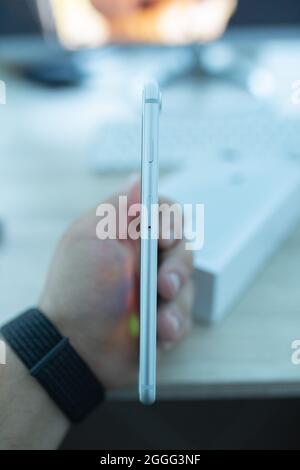 BRCKO, BOSNIEN UND HERZEGOWINA - 14. Aug 2019: Eine vertikale Aufnahme des iPhone 8 plus in der Hand Stockfoto