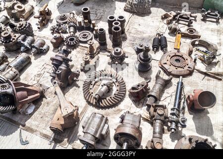 EL ALTO, BOLIVIEN - 23. APRIL 2015: Ersatzteile von Fahrzeugen zum Verkauf auf einem Markt in El Alto, Bolivien. Stockfoto