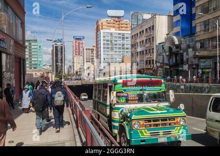 LA PAZ, BOLIVIEN - 28. APRIL 2015: Straßenverkehr im Zentrum von La Paz, Bolivien. Stockfoto