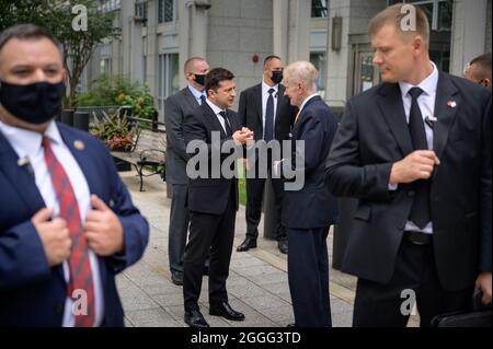 Washington, Vereinigte Staaten Von Amerika. August 2021. Washington, Vereinigte Staaten von Amerika. 31. August 2021. NASA-Administrator Bill Nelson, Mitte rechts, sieht den ukrainischen Präsidenten Volodymr Zelenskyy nach bilateralen Gesprächen im Mary W. Jackson Building des NASA-Hauptquartiers am 31. August 2021 in Washington, DC, USA.Quelle: Bill Ingalls/NASA/Alamy Live News Stockfoto