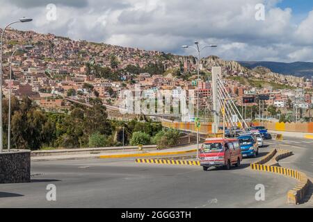 LA PAZ, BOLIVIEN - 28. APRIL 2015: Verkehr auf Puentes Trillizos Brücken in La Paz, Bolivien Stockfoto