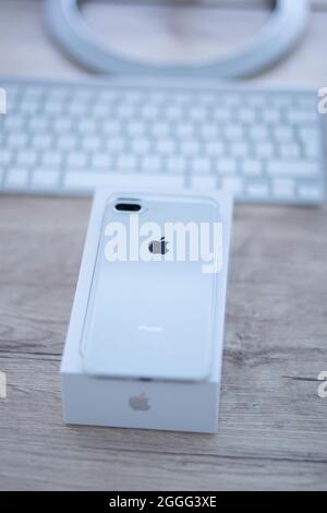 BRCKO, BOSNIEN UND HERZEGOWINA - 14. Aug 2019: Eine vertikale Aufnahme der Box des weißen iPhone 8 plus auf dem Tisch Stockfoto