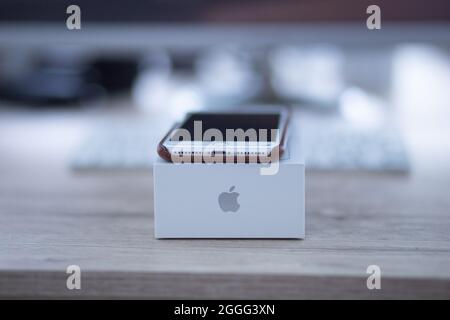 BRCKO, BOSNIEN UND HERZEGOWINA - 14. Aug 2019: Ein gesperrtes iPhone 8 plus mit einem Fall auf dem Tisch in der Nähe der Tastatur Stockfoto