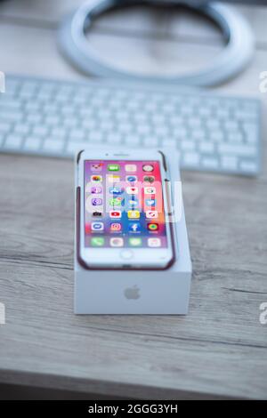 BRCKO, BOSNIEN UND HERZEGOWINA - 14. Aug 2019: Eine vertikale Aufnahme eines unversperrten iPhone 8 plus Stockfoto