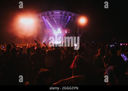 BRCKO, BOSNIEN UND HERZEGOWINA - 21. Aug 2021: Der DJ Milos Stankic tritt auf der Hauptbühne des BiH Color Festivals auf Stockfoto