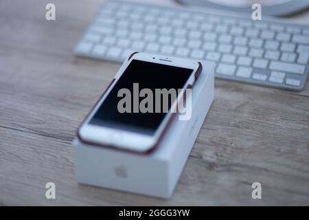 BRCKO, BOSNIEN UND HERZEGOWINA - 14. Aug 2019: Ein gesperrtes iPhone 8 plus mit einem Fall auf dem Tisch in der Nähe der Tastatur Stockfoto