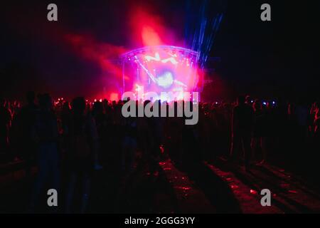 BRCKO, BOSNIEN UND HERZEGOWINA - 21. Aug 2021: Der DJ Milos Stankic tritt auf der Hauptbühne des BiH Color Festivals auf Stockfoto