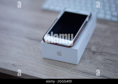 BRCKO, BOSNIEN UND HERZEGOWINA - 14. Aug 2019: Ein gesperrtes iPhone 8 plus mit einem Fall auf dem Tisch in der Nähe der Tastatur Stockfoto