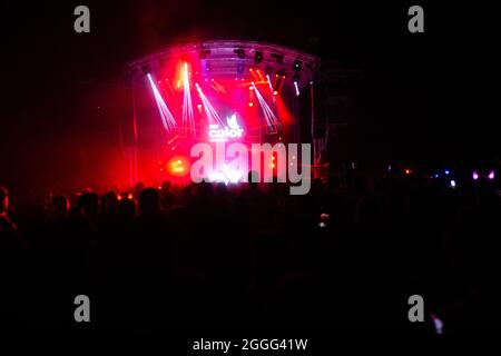 BRCKO, BOSNIEN UND HERZEGOWINA - 21. Aug 2021: Der DJ Milos Stankic tritt auf der Hauptbühne des BiH Color Festivals auf Stockfoto