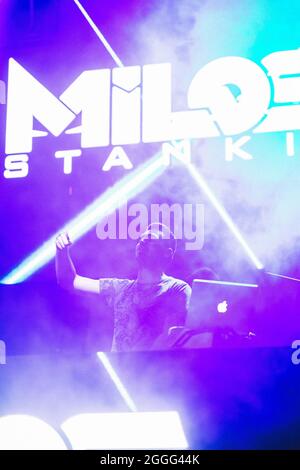 BRCKO, BOSNIEN UND HERZEGOWINA - 21. Aug 2021: Eine vertikale Aufnahme des DJ Milos Stankic beim BiH Color Festival Stockfoto