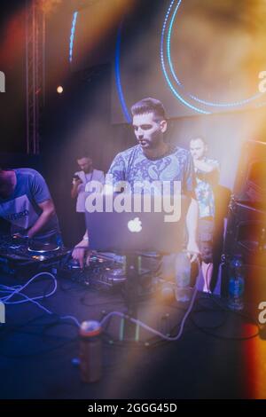 BRCKO, BOSNIEN UND HERZEGOWINA - 21. Aug 2021: Eine vertikale Aufnahme des DJ Milos Stankic beim BiH Color Festival Stockfoto