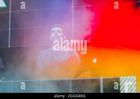 BEZIRK BRCKO, BOSNIEN UND HERZEGOWINA - 21. Aug 2021: Der DJ Milos Stankic beim BiH Color Festival Stockfoto