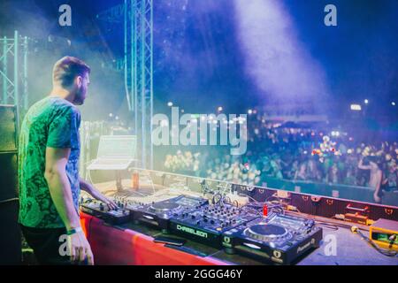 BEZIRK BRCKO, BOSNIEN UND HERZEGOWINA - 21. Aug 2021: Der DJ Milos Stankic beim BiH Color Festival Stockfoto