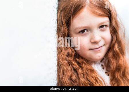 Nahaufnahme Porträt eines niedlichen, kleinen, Ingwer Sommersprossen Mädchen Stockfoto