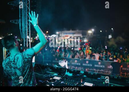 BEZIRK BRCKO, BOSNIEN UND HERZEGOWINA - 21. Aug 2021: Der DJ Milos Stankic beim BiH Color Festival Stockfoto
