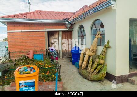 SAN PEDRO DE TIQUINA, BOLIVIEN - 11. MAI 2015: Haus mit Schilfobjekten im Dorf San Pedro an der Tiquina-Meerenge am Titicaca-See, Bolivien Stockfoto