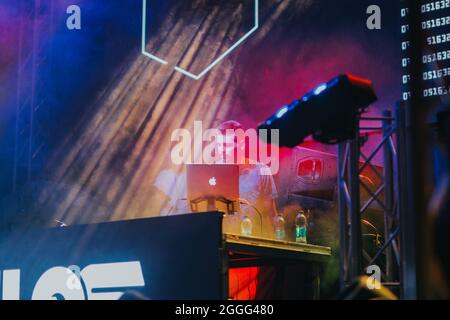 BEZIRK BRCKO, BOSNIEN UND HERZEGOWINA - 21. Aug 2021: Der DJ Milos Stankic beim BiH Color Festival Stockfoto