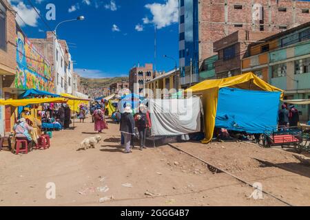 PUNO, PERU - 14. MAI 2015: Straßenmarkt in Puno, Peru Stockfoto