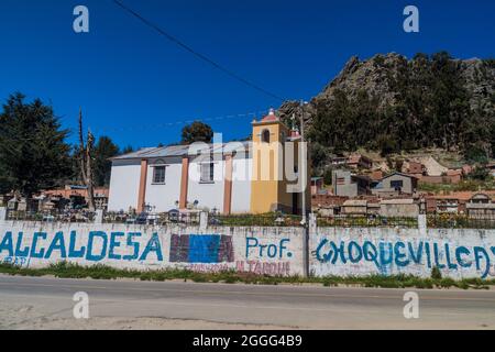 COPABA, BOLIVIEN - 13. MAI 2015: Von einem Wahlkampf bemalte Mauer vor einem Friedhof in Copaba, Bolivien. Stockfoto