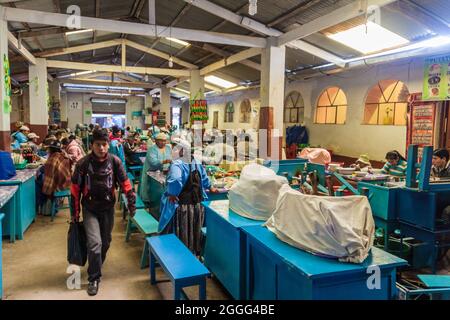 COPABA, BOLIVIEN - 13. MAI 2015: Menschen essen in Restaurants eines Marktes in Copaba, Bolivien. Stockfoto