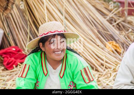 TITICACA, PERU - 15. MAI 2015: Bewohner der schwimmenden Inseln von Uros, Titicaca-See, Peru Stockfoto