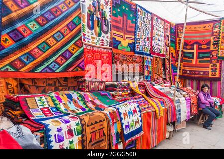 PISAC, PERU - 22. MAI 2015: Berühmter indigener Markt in Pisac, Heilige Tal der Inkas, Peru. Stockfoto