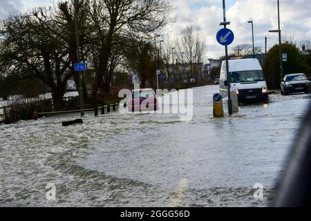 Die Notdienste helfen den Menschen in Chertsey nach dem Ansteigen der Überschwemmungsgewässer und verursachen verheerende Schäden für die Menschen und Unternehmen vor Ort. Stockfoto