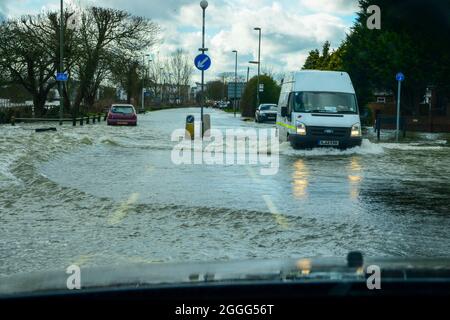 Die Notdienste helfen den Menschen in Chertsey nach dem Ansteigen der Überschwemmungsgewässer und verursachen verheerende Schäden für die Menschen und Unternehmen vor Ort. Stockfoto